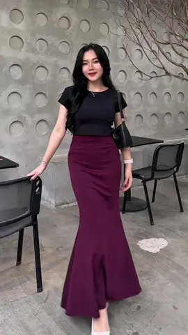 lunat skirt back on trend 😍 salah satunya ada warna Burgundy yang buat penampilan semakin statement🫶🏻 #Kawisari #scubapremium #LunarMermaid #rokduyung #RokMermaid 