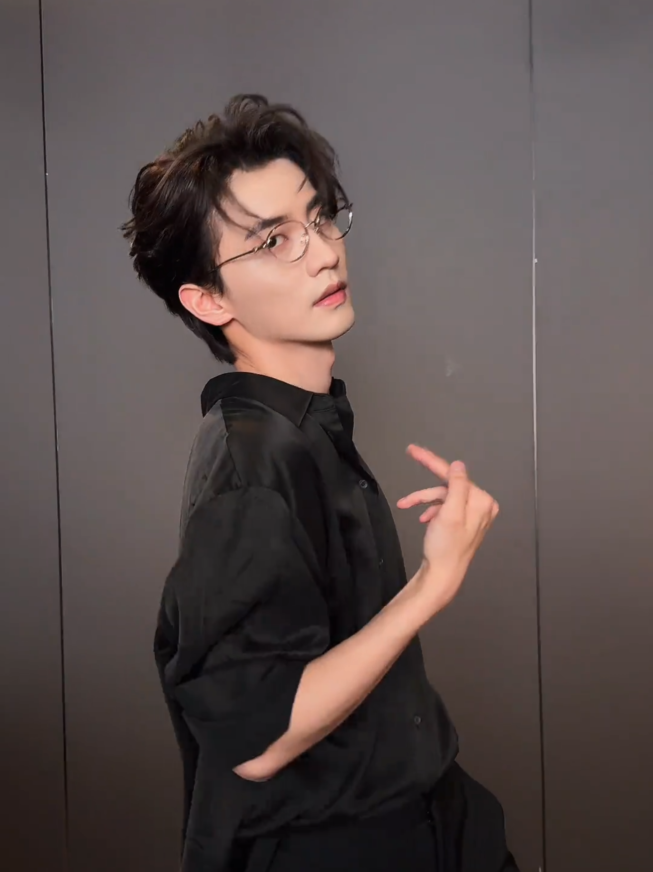 เมื่อเมื่อวานไปโพสต์บ่นว่าคิดถึงลูก ล่ะลูกโพสต์โต่วอินวันนี้ อ๊ายยยยยยยยยยยยยยยยย เซ็กซี่ไม่มาก แต่หัวใจคนเป็นทีมแม่สั่นคลอนไม่ไหว เผาสัญญาแม่ลูกทิ้งค่ะ ล่ะใครใช้ให้ใส่แว่นเต้นเซ็กซี่ ล่ะ โอ๊ยยยยยยยย 🫠 #ไอ้ต้าวซินไห่ #เฉินซินไห่ #Chenxinhai #陈鑫海 #ด้อมเล็กๆของทะเลน้อย #คนโปรดของฉัน💘 