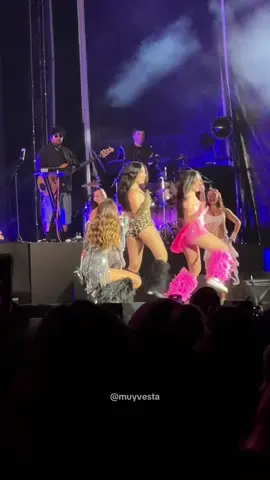 ¡#CHILE REPRESENT! #Emilia subió a dos cuties para que bailaran “MOTIHNA 2.0” durante su show en el #EstadioBicentenarioLaFlorida y sirvieron: talento, outfits, actitud y pelo 💖💋