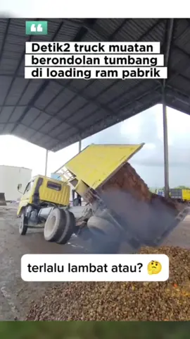 Truk Muatan Brondolan Tumbang Saat Bongkar Muatan