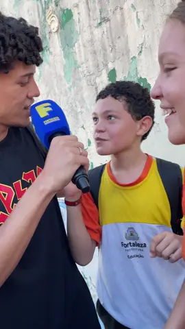 O que você vai ser quando crescer além de disputar pra defender o bts ?  #humor #fortaleza #alunos #alunosnaescola #entrevista #escola 