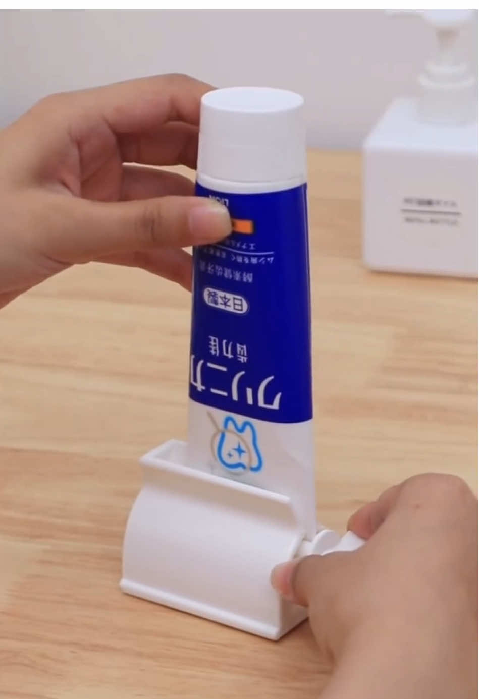 Easy to squeeze out toothpaste😏#gadgets #coolstuff #coolgadgets #product #shopping #amazonfinds #LearnOnTikTok #tiktokmademebuyit #fyp 