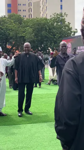 Ibrahim Mahama Joins in the Janazah prayer for Dr. Murtala and Alhaji Muniru #helicoptercrash #ghanamourns #stateburial #flagstaffhouse #fyp #global 