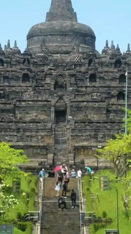 CANDI BOROBUDUR:    Borobudur adalah candi Buddha terbesar di dunia yang terletak di Magelang, Jawa Tengah, Indonesia. Candi ini dibangun pada abad ke-8 hingga ke-9 oleh Dinasti Syailendra, sekitar tahun 780–840 Masehi, pada masa pemerintahan Raja Samaratungga. Struktur Borobudur berbentuk seperti piramida bertingkat dengan tinggi sekitar 35 meter dan terdiri dari sembilan tingkat: enam tingkat berbentuk bujur sangkar di bagian bawah, serta tiga tingkat berbentuk lingkaran di bagian atas. Di puncaknya terdapat sebuah stupa induk besar yang dikelilingi 72 stupa berlubang, masing-masing berisi arca Buddha. Borobudur memiliki 2.672 panel relief yang menggambarkan ajaran Buddha, kehidupan masyarakat pada masa itu, dan perjalanan spiritual menuju pencerahan. Relief ini diukir dengan detail dan menjadi salah satu karya seni batu paling indah di dunia. Pada abad ke-14, Borobudur sempat terlupakan dan tertimbun abu vulkanik, lalu ditemukan kembali pada tahun 1814 oleh Sir Thomas Stamford Raffles. Sejak itu, Borobudur telah mengalami beberapa tahap restorasi, termasuk proyek besar pada tahun 1975–1982 yang dibantu UNESCO. Kini, Borobudur diakui sebagai Situs Warisan Dunia UNESCO dan menjadi pusat perayaan Waisak internasional#candi borobudur#budayaindonesia #art#candibeutiful #foryou 