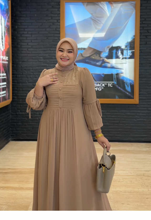 Dress ini bikin kamu 5cm kelihatan lebih tinggi langsing dan kencang 🤩 Cek keranjang kuning dan pantengin live kita besok jam 9 pagi yaa 😘 #irnaemerald #promomakanmerdeka #dressmuslimah  #dress  #gamis 