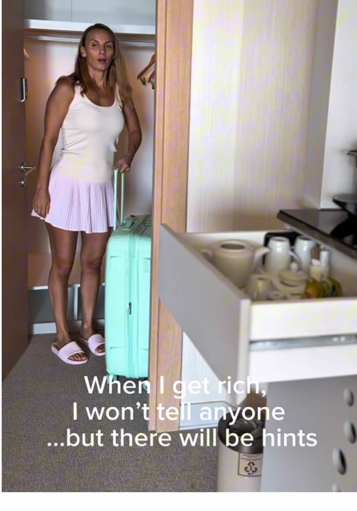 When I get rich, I won’t tell anyone … but there will be hints 🤣 #hotelroom #maxxroyalbelek #stolenmeme 