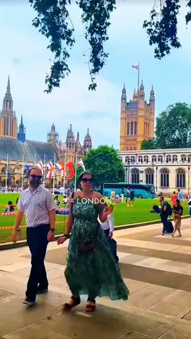 ladies and gentleman welcome to London 🇬🇧 🌉❤️😘🫶#london #citylife #explorelondon #visitlondon #thingstodoinlondon #londonhiddengems #budgetfriendly #creatorsearchinsights 
