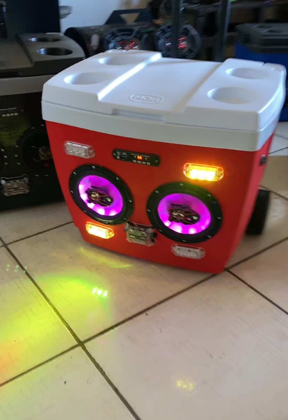 Caixa térmica com som e leds rodinhas #caixatermicacomsom #viral #brasil🇧🇷 #parana #caixatermica #fyp 