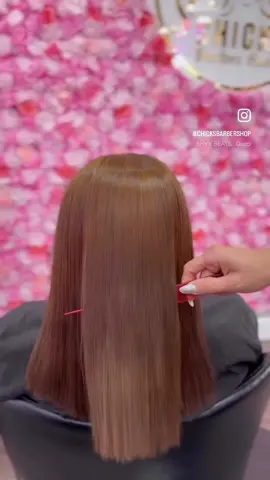 ✨ ¡Dile adiós al frizz y a la plancha diaria! ✨ En Chick’s Barbershop te traemos la keratina brasileña, el tratamiento ideal para lograr un cabello completamente lacio, suave y lleno de vida. 🪮💆‍♀️ Cuida tu melena con los mejores productos y luce un brillo espectacular todos los días sin esfuerzo. 📍 Visítanos en: 12796 Veterans Memorial Dr, Houston, TX 77014 💖 Tu cabello merece lo mejor, ¡y aquí lo encuentras! #KeratinaBrasileña #CabelloLacioPerfecto #chicksbarbershop 