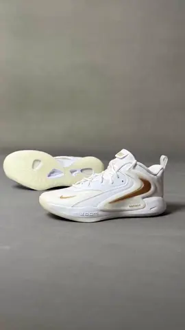 💥Nike HyperSet 2 SE💥  Cuando la acción se intensifica, mantente en el medio de la pelea con el Hyperset 2. Una unidad Air Zoom en el antepié ofrece un pop único al correr hacia tu posición. Puedes atacar a gran velocidad sin sacrificar la comodidad gracias a una entresuela de espuma y cordones que te ayudan a mantenerte seguro. Esta versión está pintada en un color pastel especial, con un logotipo Swoosh iridiscente, entresuela con motas multicolores y cordones de colores primaverales en la caja, justo a tiempo para la temporada del club.  💻www.tribu-cr.com  📲WhatsApp +506 87848196 ✔️100% originales 🚚Envíos nacionales incluidos   🇺🇸Importadas desde USA