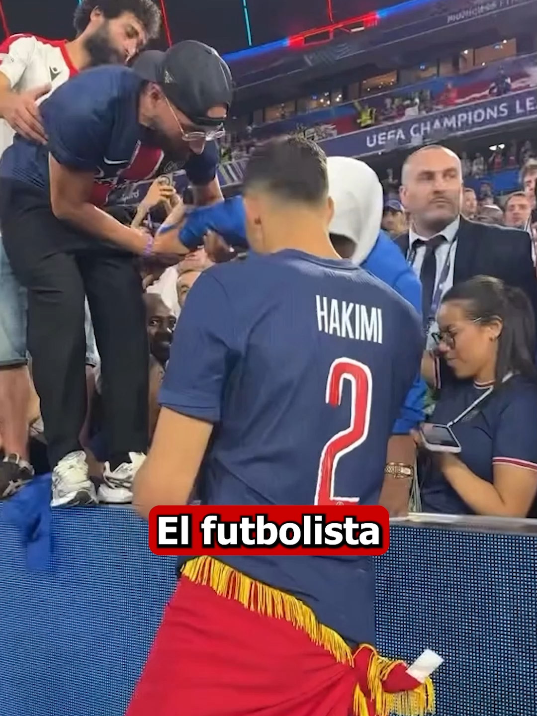 Achraf Hakimi le hace caso asu madre #futbol #achrafhakimi #hakimi