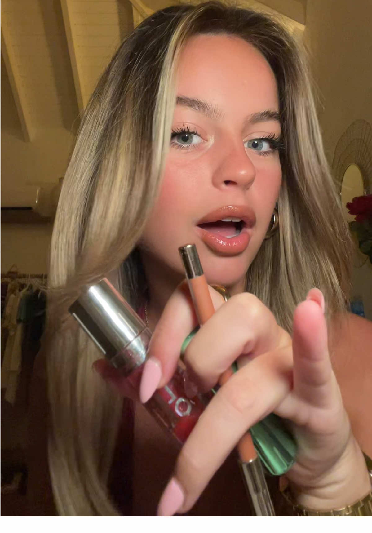 Mon meilleur combo quand je suis à Saint-Martin 🩵✨🧚🏼‍♂️                                 crayon: @Fenty Beauty | rouge à levres : @Clinique | gloss : @essence.cosmetics  