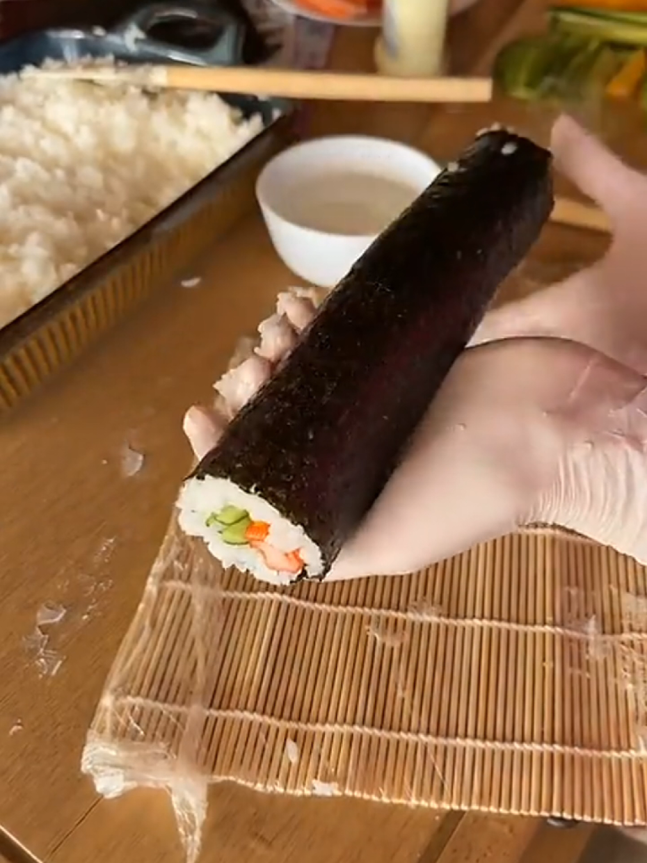 سوشي بطريقة سهلة و سريعة  Sushi 🫔 #عببر #عبير_الصغير #وصفات #طبخ #سوشي #اطبخ_علي_تيك_توك #ترند #مشاهير_تيك_توك #اكسبلور #شعب_الصيني_ماله_حل😂😂  #abir #abirzkitchen #sushi #food #explore #abir_el_saghir #abirelsaghir 