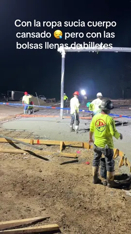 Así es la vida de los concreteros, desveladas mal comidos con sueño.. #construction #concrete #concretework #concretefinisher #former 