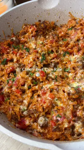 CHEESY BEEF TACO RICE✨🍚🍅 quick, easy, balanced, and perfect for meal prep 🙌🏽  All the taco flavours you love mixed into fluffy rice with melty cheese on top, all made in one pot and ready in under an hour🤩 What I used👇🏽: beef mince, smoked paprika, cumin, oregano, olive oil, red bell pepper, white onion, garlic, tomato purée, white rice, chopped tomatoes, beef stock, cheddar cheese, coriander 🌿 Join my Recipe Club on Patreon for the full recipe card with step-by-step instructions + macro breakdown!👩🏽‍🍳💛 #EasyRecipe #dinnerrecipe #cookwithme #onepanmeal #onepotmeals #rice #taco 