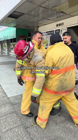 Estamos por amor a la profesión 👩‍🚒🚒. ¿A quien más le pasa?🤣 #humor #fire #escuela #estudiantes #emergency #risa #fyp #parati 