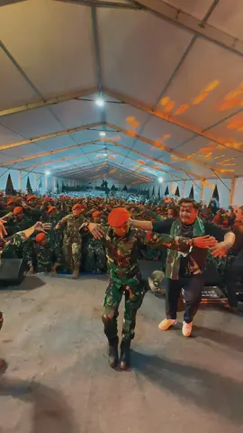 Ongkek kanan kiri bareng Lanange jagat kebanggaan Indonesia KORPASGAT TNI AU