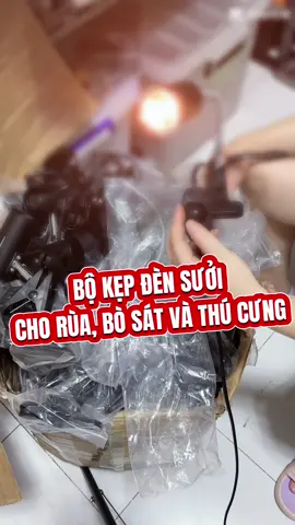 Bộ kẹp đèn sưởi dành cho rùa, bò sát hay các loài vật nuôi như chó mèo đều sử dụng được. Sử dụng được nhiều loại bóng đèn khác nhau. Dễ tháo lắp và sử dụng. #ruahoatien #phụkiệnnuôirùa #kẹpđènsưởiuvauvb #đènsưởinhiệtdùngchorùavàbòsát #uva #uvb 