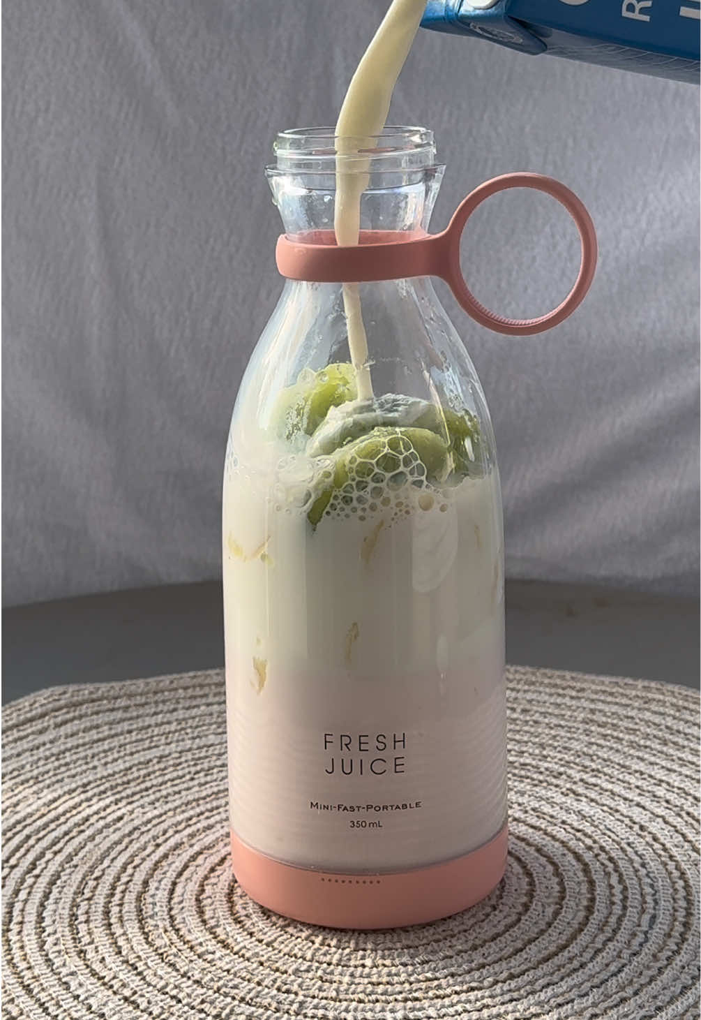 Fresh banana & kiwi juice 🥝🍌 #freshjuice #smoothie #milkshake #portableblender #foyoupage 
