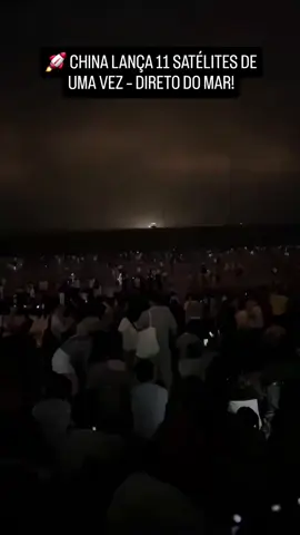 A Geespace, do grupo chinês Geely, colocou 11 novos satélites em órbita usando o foguete Smart Dragon-3, lançado de uma plataforma marítima em Rizhao. 🌌 Agora, a constelação já soma 41 satélites e deve chegar a 64 em apenas dois meses. O objetivo? 📡 Posicionamento preciso, comunicação avançada, suporte a veículos autônomos, IoT e observação da Terra — unindo o setor automotivo ao aeroespacial. 💬 E você, já imaginava que montadoras de carros estivessem disputando espaço… no espaço? Segue o @MinutoAINews pra mais novidades que conectam tecnologia, ciência e o futuro. #MinutoAINews #foguete #satélite #tecnologia #aeroespacial 