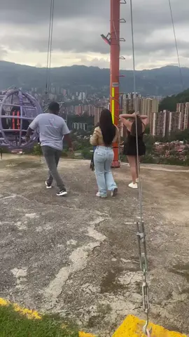 Desde la isla del encanto hasta los miradores más mágicos de Medellín 🇵🇷💛 Entre risas, paisajes y brisa fresca, cada instante se convirtió en una postal para recordar 📸✨ #MedellínGrandTours #TourDeMiradores #Medellín