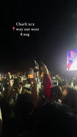 Äntligen hemma så nu får ni videor från way out west😼 ja filma inte så mycke för ja ville enjoy men här e alla film snuttar från charli som ja filma 👅 #wayoutwest #wayoutwest2025 #charlixcx #musicfestival #appledance #guessthecolor #yunglean 