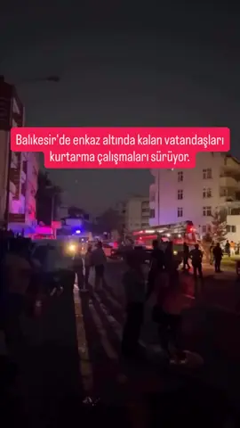 Balıkesir'de enkaz altında kalan vatandaşları kurtarma çalışmaları sürüyor. #deprem 