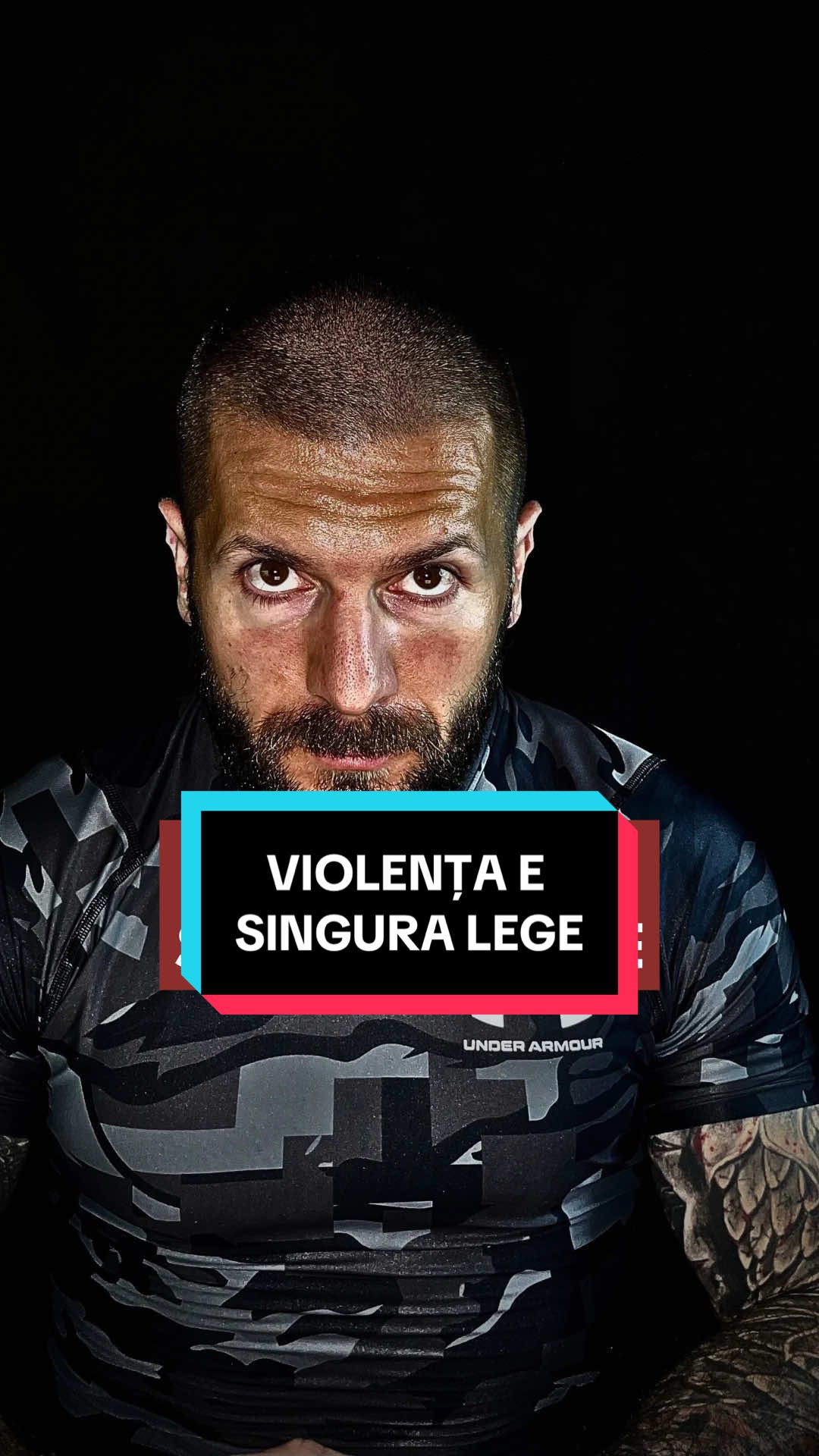 Oamenii adoră iluzia că sunt „non-violenți”. Se simt morali, superiori, convinși că au depășit brutalitatea strămoșilor lor. Își spun: „Violența nu este răspunsul. Violența nu rezolvă nimic.” Minciună. Fiecare respirație a lor e protejată de violență. Fiecare drum pe care merg, fiecare proprietate pe care o „dețin”, fiecare graniță care le apără țara – toate există pentru că, undeva, un bărbat este gata să lovească, să tragă, să ucidă. În ziua votului, își pun ștampila și aleg cine va ridica securea autorității. Orice guvern – roșu, albastru sau gri – există doar prin forță. Ordinea nu se menține prin discuții. Ordinea cere sânge. O lege fără amenințarea unei arme este doar o sugestie. Codurile, taxele, permisele – toate se sprijină pe un lanț de sancțiuni care, inevitabil, ajunge la confiscare, închisoare și bărbați înarmați pregătiți să aplice violența. Când o mamă „grijulie” cere pedepse mai dure, nu solicită politețe. Solicită ca statul să ridice arma în numele ei. A renunțat să ceară „frumos”. Violența nu a dispărut. Doar și-a schimbat costumul. Ești pregătit să ieși din această iluzie a ”siguranței”?  Dacă răspunsul e DA, scrie-mi în privat ”antifragilitate”.  #antifragilitate #masculinitate #antrenament 