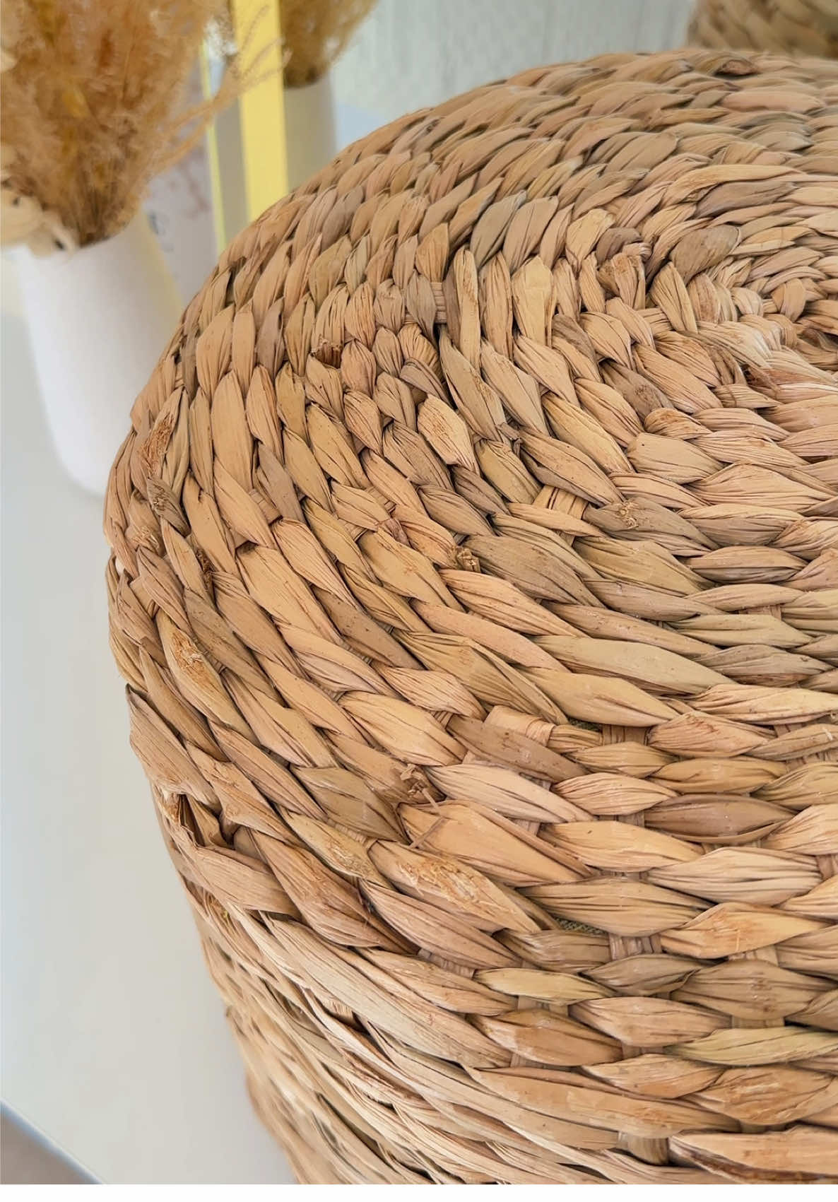 Eu ameeeei! Meu Puff de palha da Shopee! 🏠  Eu amo peças artesanais de palha, e estou decorando meu ap com vários itens nesse estilo!  Esse foi mais um achadinho do meu enxoval de casa nova! 🤌🏻😍 #shopee #bohochic #boho #decoracaodecasa #decorando #casanova #enxovaldecasanova #bohovibe #shopeehaul #shopeefinds #shopeecheck #shopeemy #enxovaldecasa 