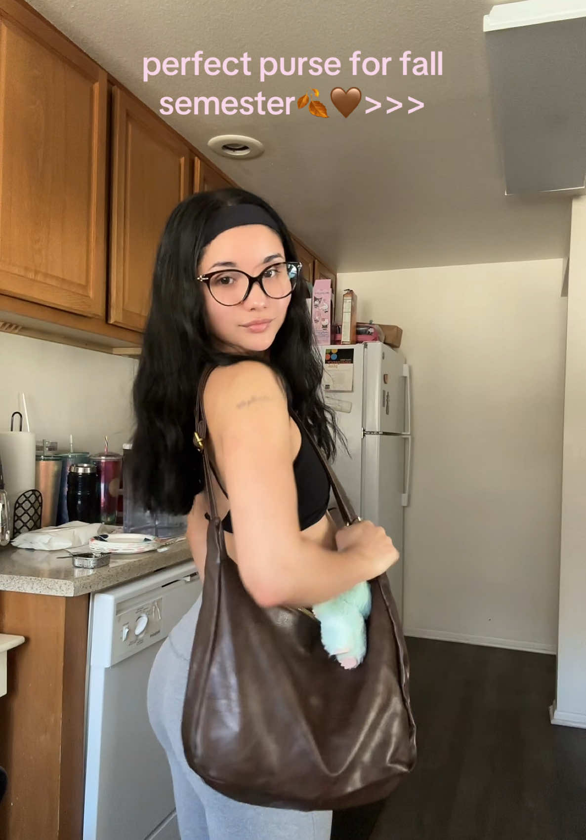even fits my ipad hello ?? they have different colors too🤭🤭 #purse #backtoschool #tiktokshop #pursetok #cutepurse #fypシ #collegebag #collegestudents 
