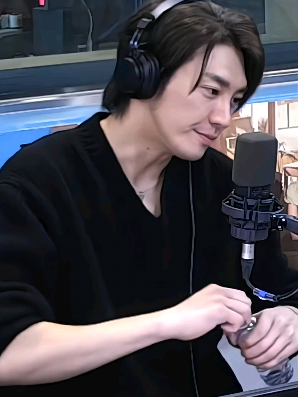 Stumbled on some uncut Call It Love era clips in my gallery and NOW I LOWKEY WANNA BE A WATER BOTTLE FOR 20 SECONDS 😭😭😭 📸 YT: SBS Radio #kimyoungkwang #김영광 #moonbaek #trigger #seodoyoung #evilive #handongjin #callitlove 