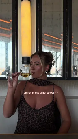 come with me to have dinner in the eiffel tower 🖤✨🌙  #eiffeltower #paris #parisrestaurant #bucketlist 