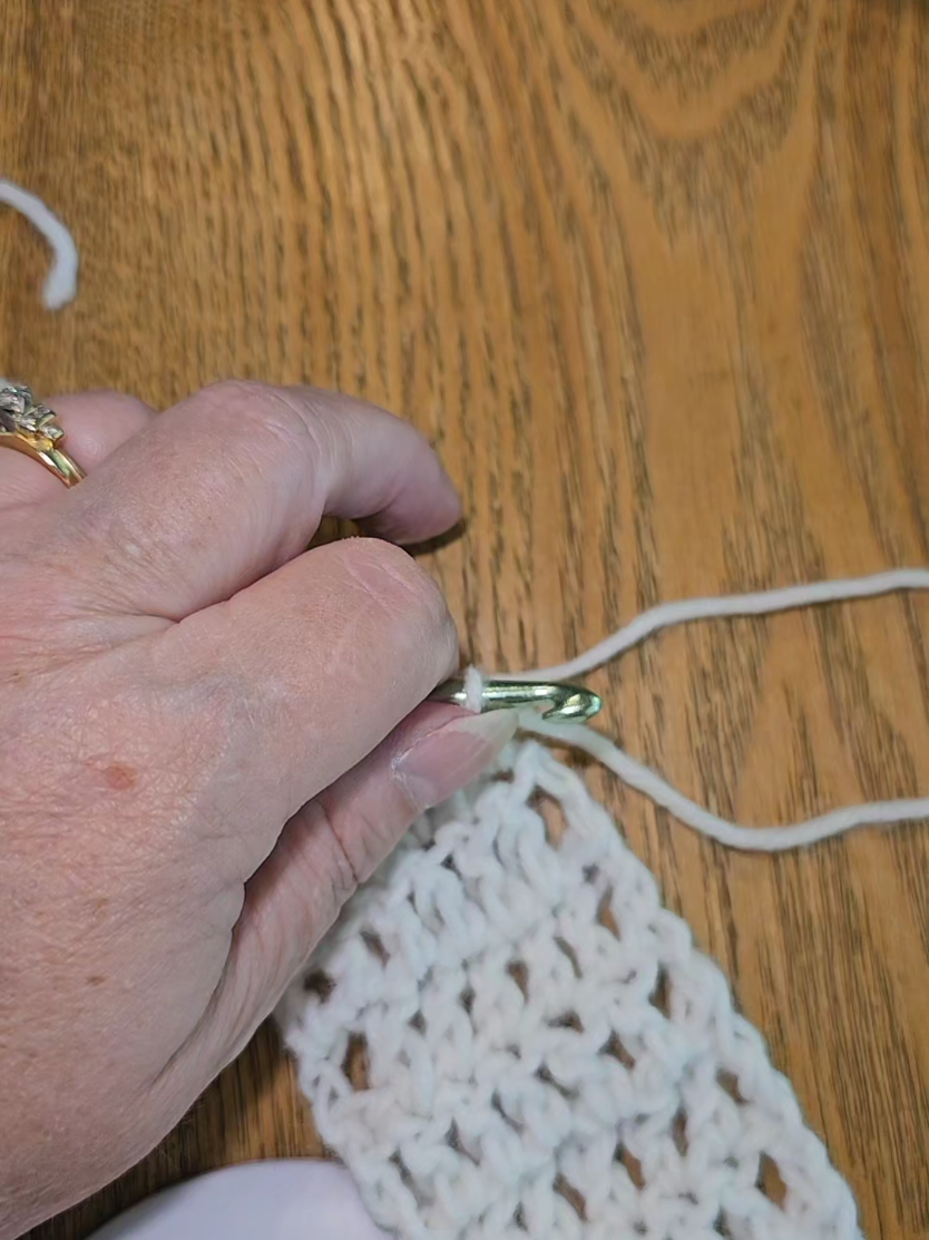 Tutorial for straight edges using double crochet.  #crochettutorialforbeginners #lefthandedcrochet #lefthanded #crochetbybecki #crochet #doublecrochet #beckidawnette 