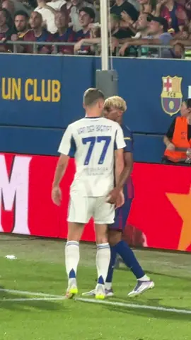 Empujan a Lamine Yamal 😡 #laminenosetoca #gamper #barça