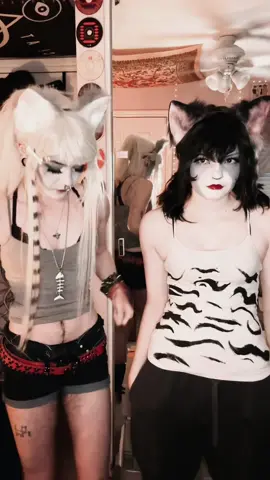 Wig in the mirror is kiling me what is THAAAAT @foggydogy #WERECATTWINS #PURRSEPHONE #MEOWLODY #MONSTERHIGH #COSPLAY #fypdoesntwork 
