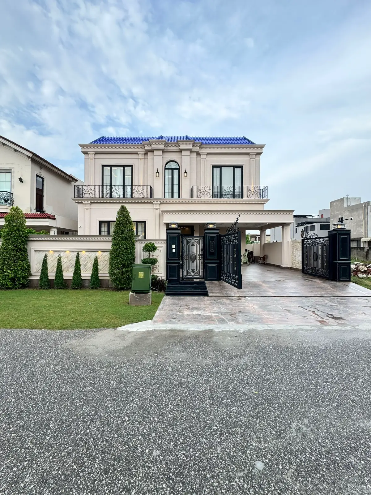 1-Kanal Classical Villa for Sale Near Dolmen Mall 🍂✅🌸 Demand:17.5 Crore