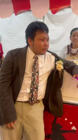 คือ เอาไอติมตระเวนเต้นไปแจกงานในแต่งแม่แอน  แล้วเค้ามีสต๊าฟมาคอยแจกไอติมให้  เพื่อนเดินมาบอกว่าอยากได้ไอติมไปฝากลูก5ถ้วย   เค้าไม่ให้   ต้องให้เจ้าของอนุมัติ ขอแจกแขกก่อน  กูก็เดินเท่เข้าไปบอกว่า“ ขอกลับบ้าน 3 ถ้วยจ้า” พูดเหมือนเดิม ต้องให้เจ้าของอนุมัติ !?!?!  นี่ไง  มาเเล้ว  ทำไมไม่เชื่อ  ผิดพลาดตรงไหน ยังไงเอ่ยจ๊ะ?  สรุป  งานจบพี่ๆเค้าก็ไม่เชื่อ  