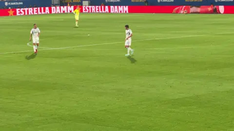 Ovación del público a #SergiRoberto en su marcha del terreno de juego