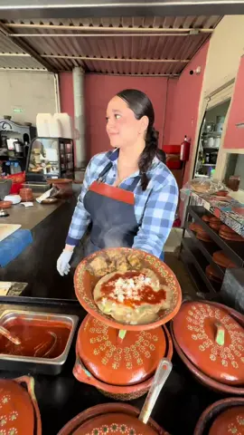 Podría desayunar así todos los días , guisados , café de olla , tortillas a mano uffff que chulada la neta este lugar está rumbo a Tesistán #porpuroguzto #guadalajara #desayuno #desayunoderancho #mamalicho #guisos #pajaretes 