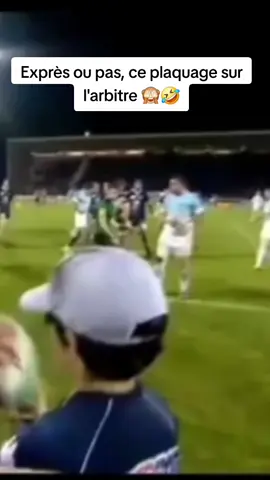 Entre la couleur verte et bleu  quand même 🙈🤣 #rugby #yvandurugby #humour #drôle #arbitrage #arbitre #bayonne #colomiers 