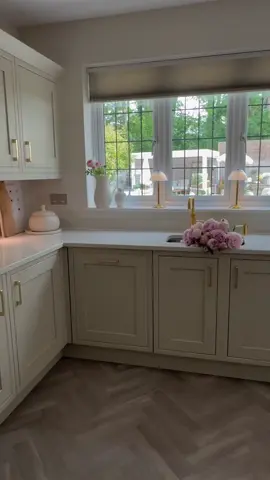 لون مطبخ مزيج بين الرمادى الفاتح والبيج #kitchendesign #مطابخ_مودرن #مطابخ #الرياض #السعوديه 