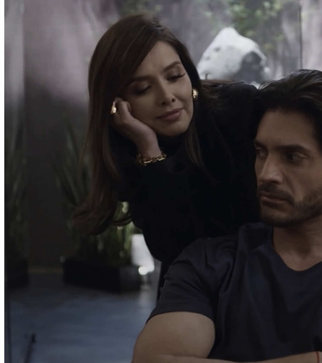 taking a picture ||  #marlenefavela #columbavillarreal #elamorinvencible #novela #fyp #foryoupage #paratii 