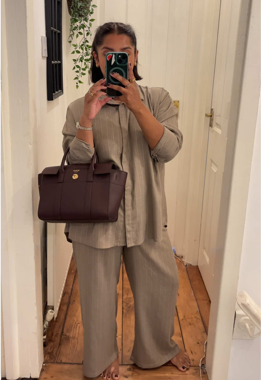 The Mulberry’s first day out today… and I went 10 minutes down the road to my mums 😅 It just paired well with my two-piece that’s all 🫣  BAG @Mulberry  TWO-PIECE @prettylittlething  #mulberry #mulberrybayswater #prettylittlething #plt #plthaul #fyp #OOTD 