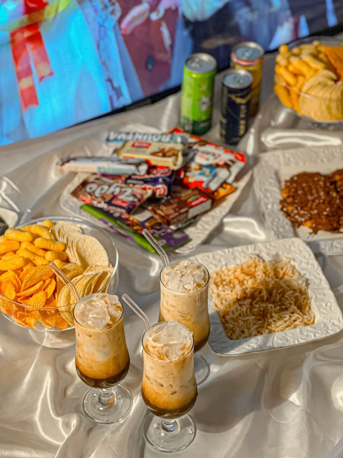 ننجو من العالم بمسراتنا الصغيره .🔕