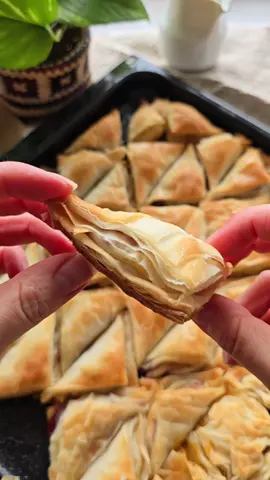 Esta es la  MEJOR RECETA DE HOJALDRE que vas a probar, y es la de masa filo. Súper fácil y sin darle diez mil pliegues a la masa. Los rellené con crema pastelera y mermelada y realmente, son un mil. Quedan como unas mini facturitas que se te deshacen en la boca 🤤  Te dejo los ingredientes! 👇🏼  ●Para la masa: 600g de harina, 100ml de agua, 100ml de leche, 100ml de aceite, 1 huevo, 1cda de yogurt(puede ser leche o queso crema), 1 cda de manteca(20g), 2 cdas de vinagre.  ●Para estirar: 350 g de almidón de maíz.  ●Para pincelar antes de hornear: 100g de manteca derretida + 100ml de aceite.  ●Para el almíbar: 300g de azúcar, 300ml de agua, casacarita de limón. Ponés todo en una ollita y lo dejas hervir por 10 minutos. Apagas el fuego y listo.  👉 Guardate esta receta, chequeala… y después me contás.  #hojaldre #cremapastelera   #facturas #recetasargentinas   #masafilo #recetasfaciles #hojaldrefacil   