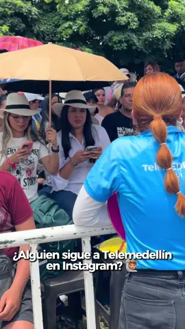 Le preguntamos a las personas si nos seguían en Instagram para darles unos detalles de Telemedellín y esto pasó… 🧡 Gracias por tanto amor en esta Feria de Flores, fuimos felices y estamos listos para seguirlos dando ¡todo! 🥹💐 #TodasLasFloresSonParaVos 
