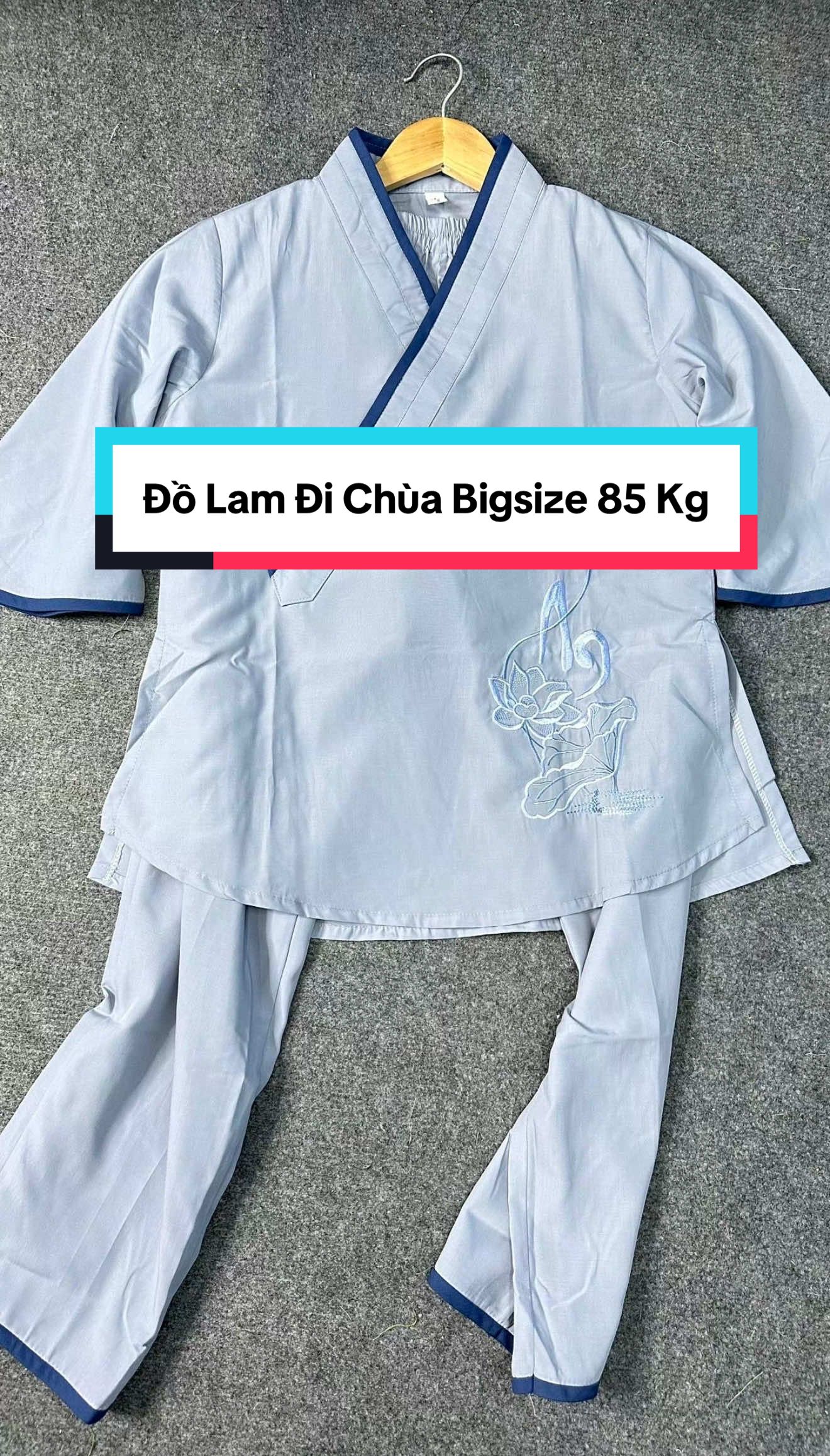 ✨Thanh lịch, trang nhã và đầy ý nghĩa, bộ pháp phục thêu chữ AN sẽ là lựa chọn không thể thiếu trong tủ đồ của bạn mùa Vu Lan này. ✨Form áo nhẹ nhàng, tay loe duyên dáng, chất vải mềm mịn mát dịu, từng đường may tinh tế, từng nét thêu đều mang trọn tâm ý. ✨Quần ống suông, lưng thun thoải mái, túi sâu tiện dụng, đủ size đến 85kg để ai cũng có thể mặc vừa. 💥Không chỉ dành cho bạn, đây còn là món quà trọn vẹn để gửi tặng cha mẹ, người thân, như một lời chúc bình an và hiếu nghĩa. #phapphuc #dolam #xuhuong #vietnam #phatphapnhiemmau #thoitrang #vulanbaohieu  @Thiên Ý 🌻  @Thiên Ý 🌻  @Thiên Ý 🌻 