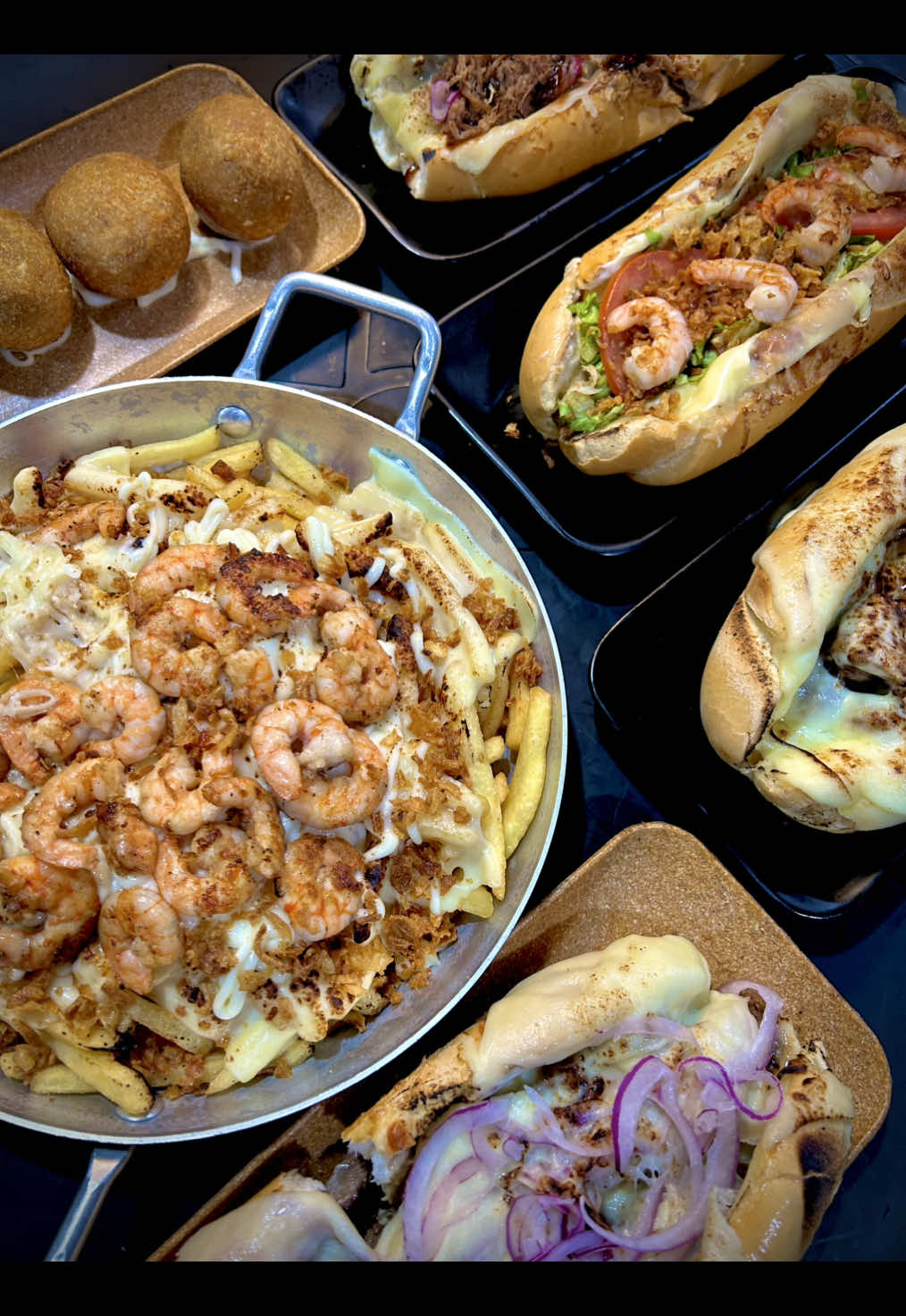 🍔🔥 Achamos uma hamburgueria RAIZ, daquelas de rua mas que não economiza no sabor! 🤤  E tem PRESENTE no final 🎁 ⠀ Essa é a @oficialqueensburgers , que tá dando o que falar na Praça da Trindade – SG! Olha só o que provamos: ⠀ 🧄 Pão de camarão – R$25,00 🥩 Pão de picanha – R$30,00 ❤️ Pão de coração – R$22,00 🍖 Pão de costela – R$24,00 🍔 Queen’s duplo smash – R$27,00 🐮 Queen’s costela Ribs – R$38,00 🥟 Bolinho de carne seca –   Porção com 4: R$24,99   Porção com 6: R$29,99 🍟 Batata premium de camarão – R$40,00 ⠀ 🎁 PRESENTE:  Comente “pão de alho” aqui ⬇️,  mostre na Queen’s e ganhe 10% OFF na sua comanda! ⠀ 📍 Endereço: Praça Leonor Correia (praça da Trindade) – São Gonçalo 🕒 Horários: Seg a Qui – 18h às 00h Sex, Sáb, Dom e feriados – 18h às 01h ⠀ #hamburguerartesanal #paodealho #comidaboa #hamburguerdelicioso #hamburguer #burgerlover #hamburgueria #FoodLover #sãogonçalo #praçadatrindade #lanches #burgerlife #comida #instafood #delicias #batatafrita #camarão #picanha #costela #bolinhodecarneseca #burger #saogoncalo #descontos #queensburgers 