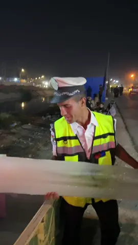 قسماً هذا الشخص ذايب في حب الحسين ويتعنه للخدمه وين متكون الله يحفظ القوات الامنيه بجميع اصنافها ويحفظ كل الزوار والخدم وكل من يشارك بأبسط خدمه. @احمد خالد #هيئة_رمادُ_الطف #كربلاء_الحسينيه_العطيشي #اكسبلورexplore #كربلاء_مدينة_العشق_والعاشقين