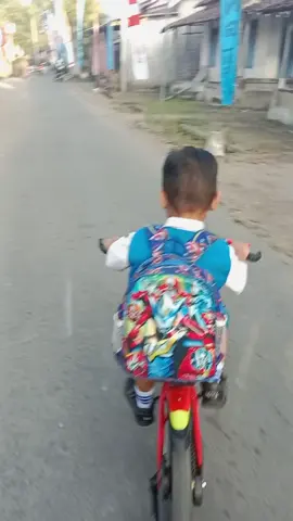 BERANGKAT SEKOLAH  ATI2 YA LEE